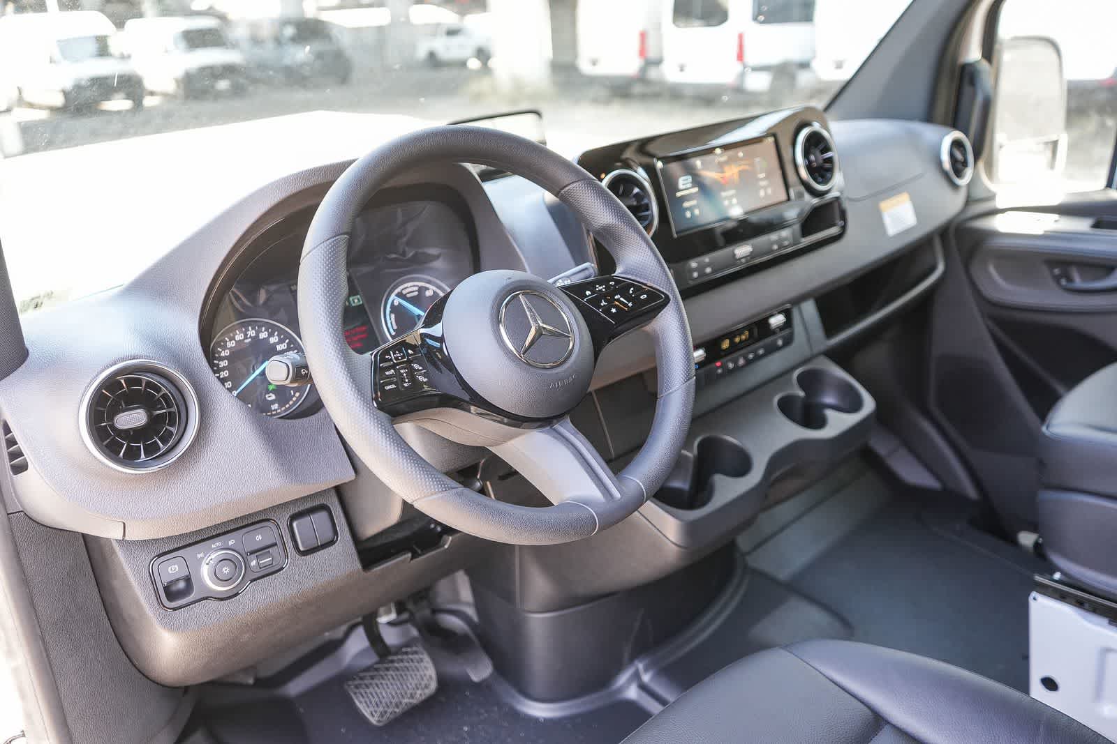 Thumbnail: 2025 Mercedes-Benz eSprinter - 12