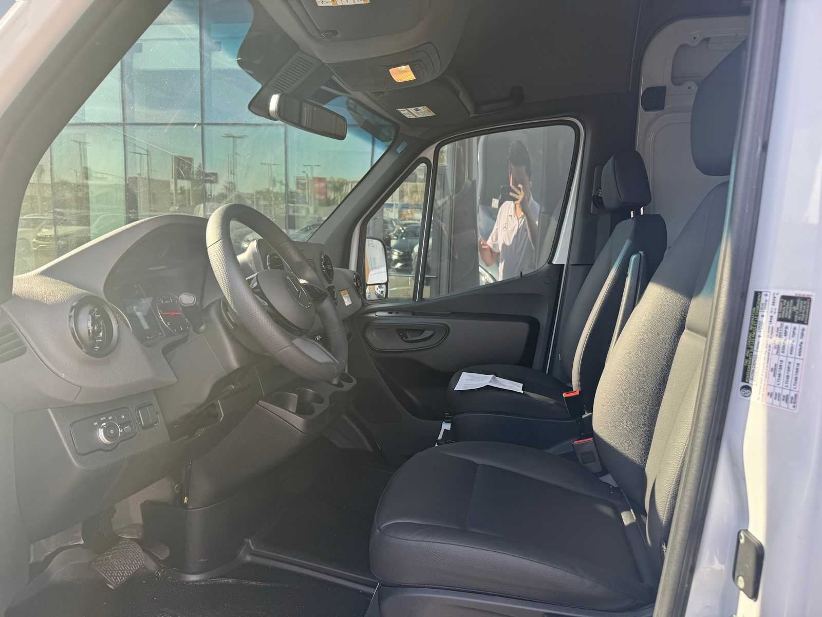 Thumbnail: 2025 Mercedes-Benz Sprinter - 6