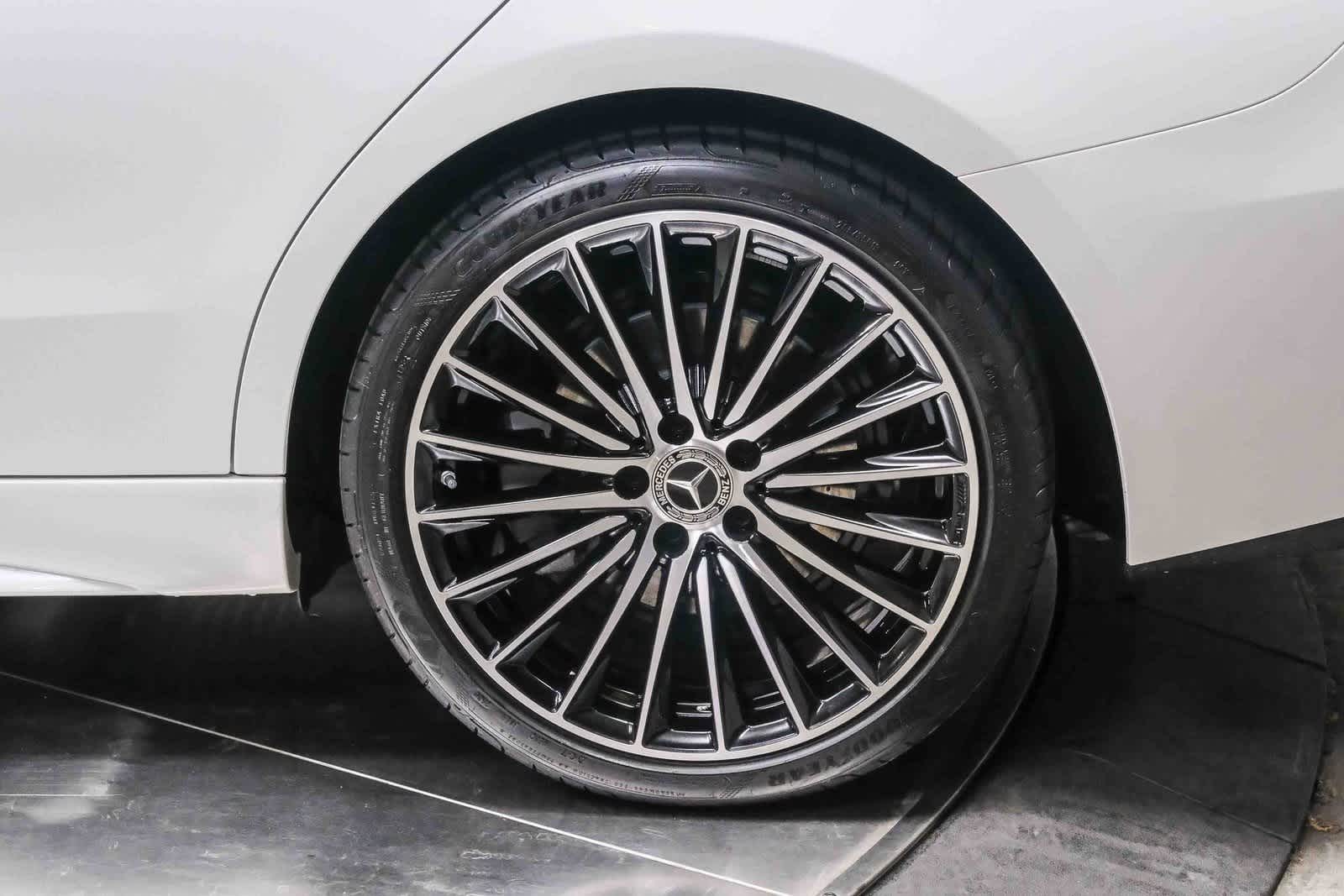 Thumbnail: 2025 Mercedes-Benz C-Class - 9