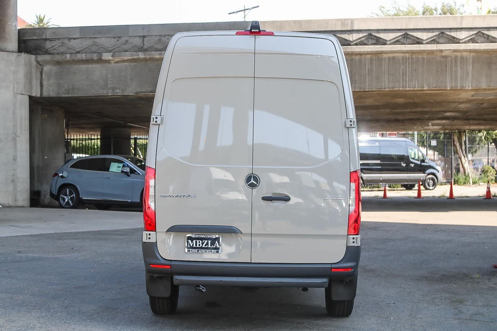 Thumbnail: 2025 Mercedes-Benz Sprinter - 7