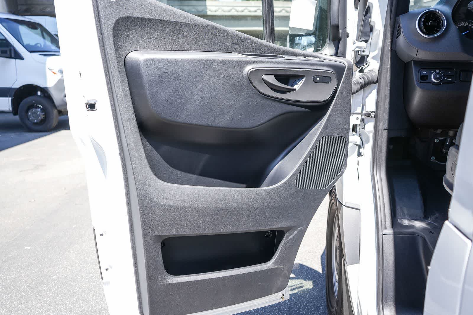 Thumbnail: 2025 Mercedes-Benz eSprinter - 22