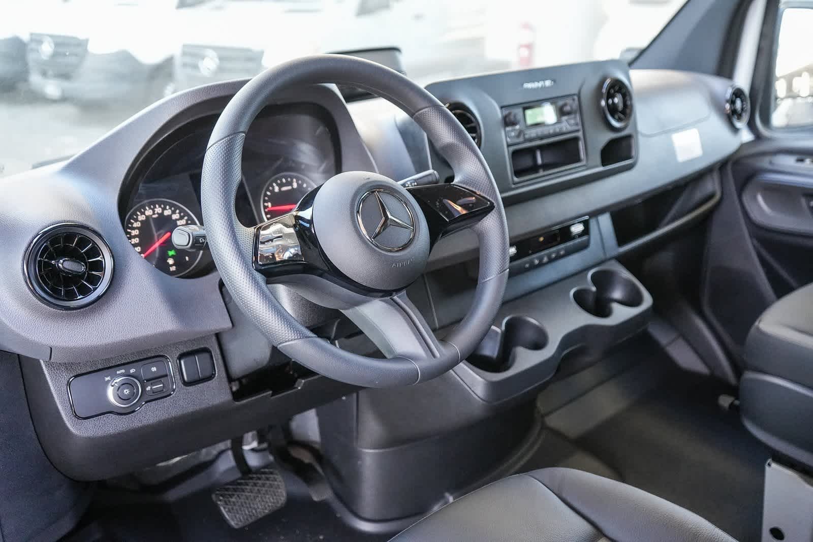 Thumbnail: 2025 Mercedes-Benz Sprinter - 12