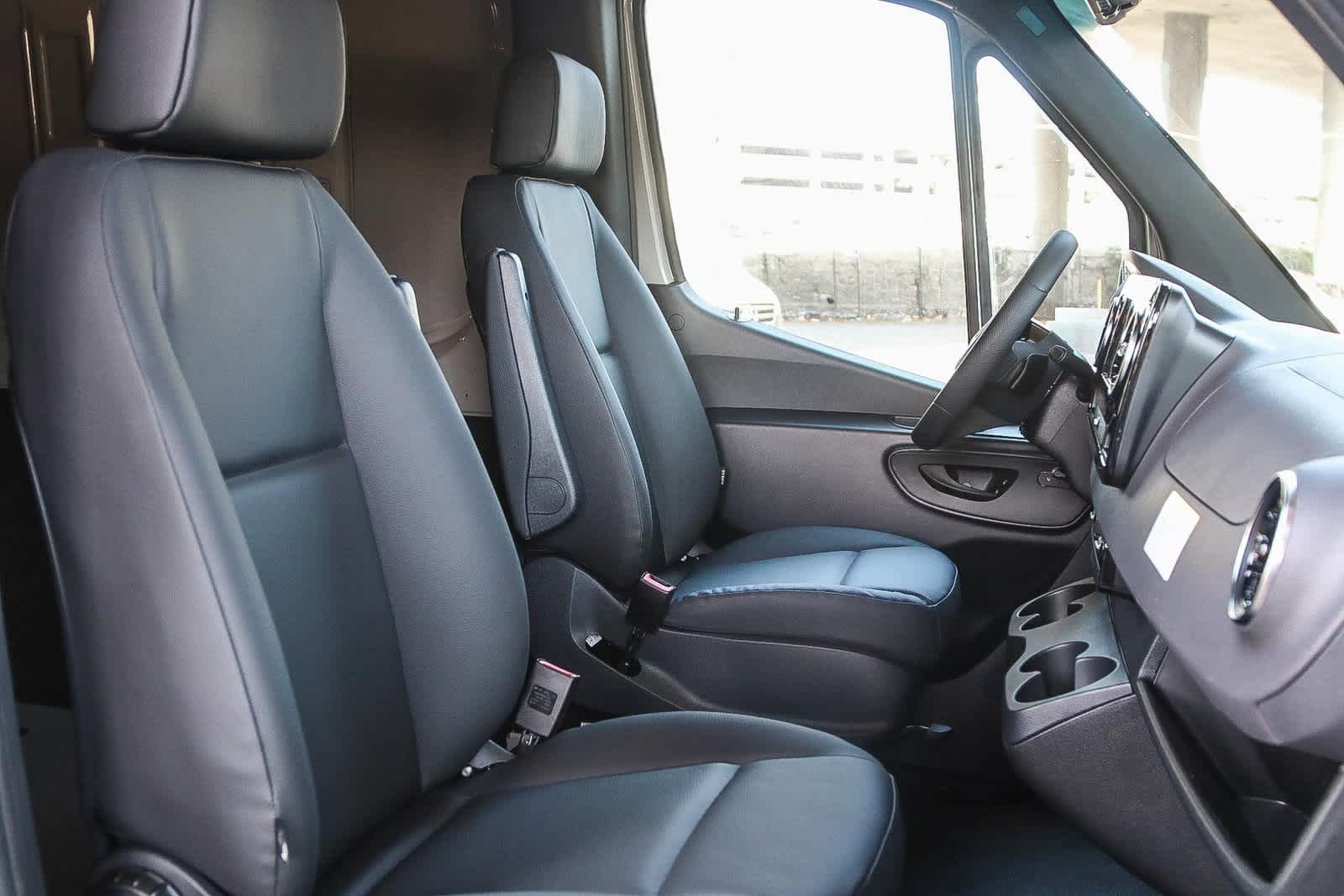 Thumbnail: 2025 Mercedes-Benz Sprinter - 15