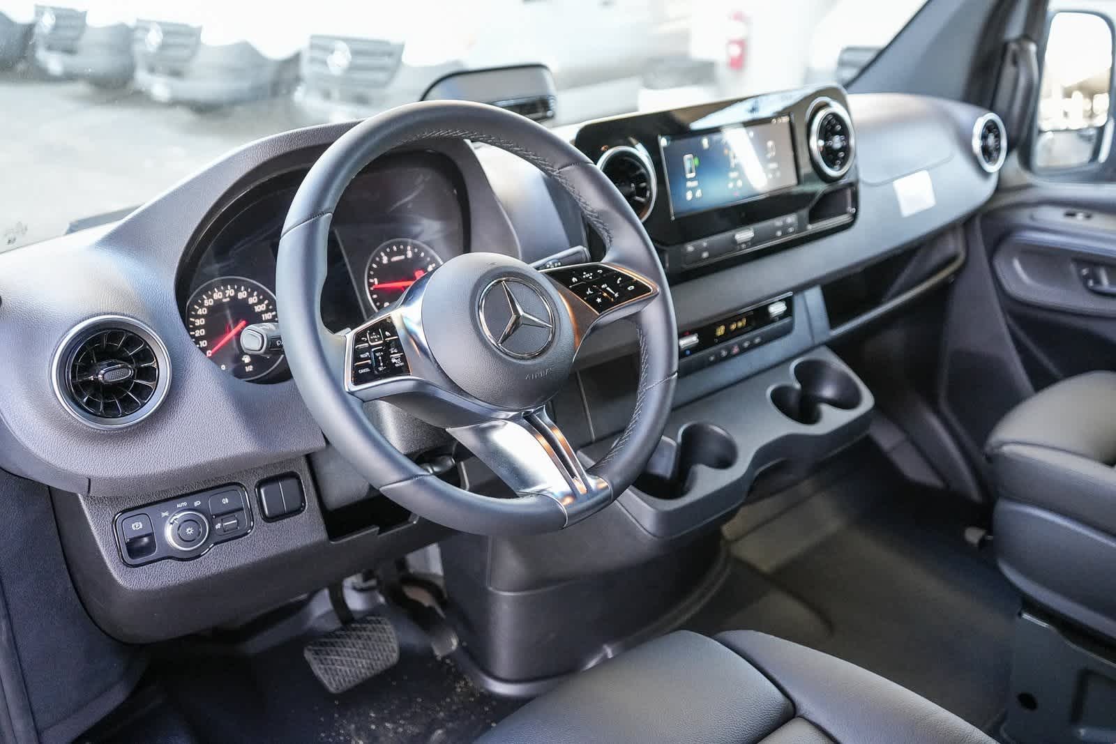 Thumbnail: 2025 Mercedes-Benz Sprinter - 12