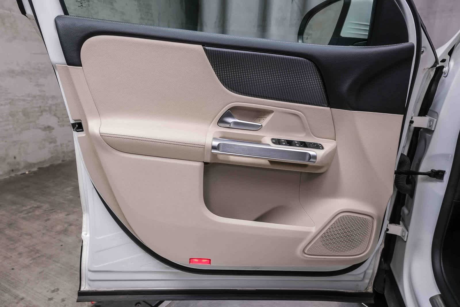 Thumbnail: 2022 Mercedes-Benz GLB - 22