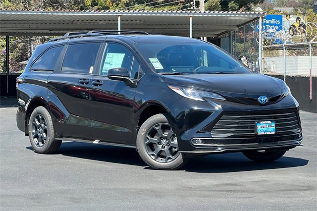 2025 Toyota Sienna Woodland Edition photo 2