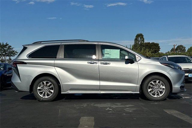 2025 Toyota Sienna XLE photo 4