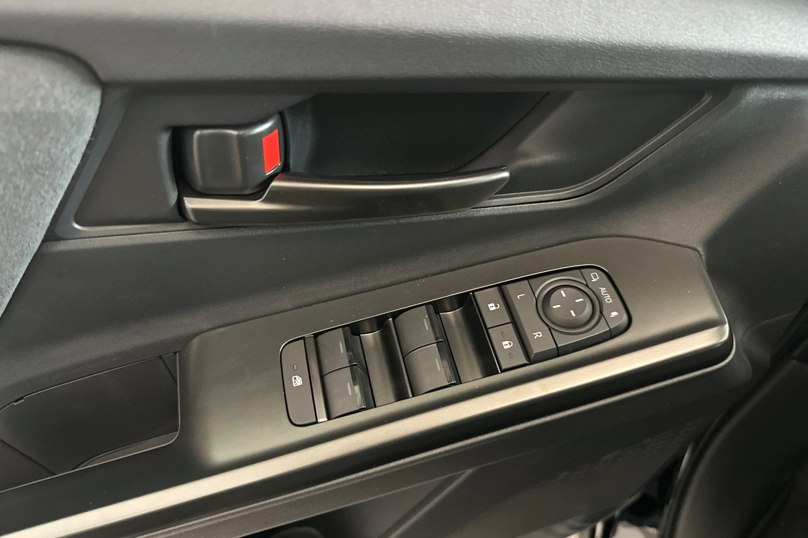 2026 Toyota C-HR SE - Photo 8