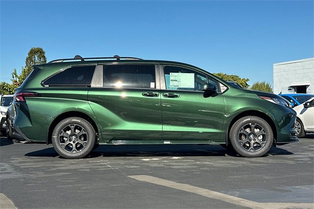 2025 Toyota Sienna Woodland Edition photo 4