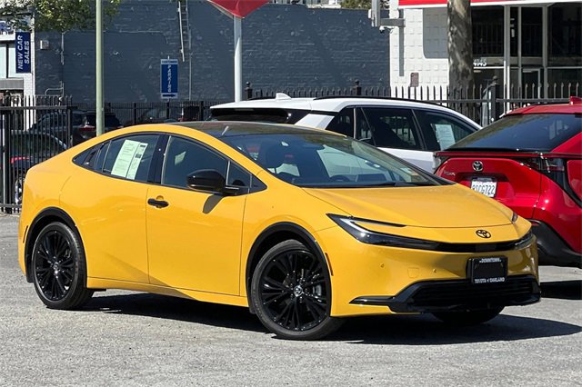 2025 Toyota Prius photo 2
