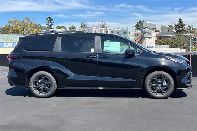 2025 Toyota Sienna Woodland Edition photo 4