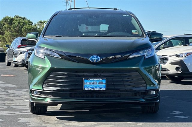 2025 Toyota Sienna Woodland Edition photo 3
