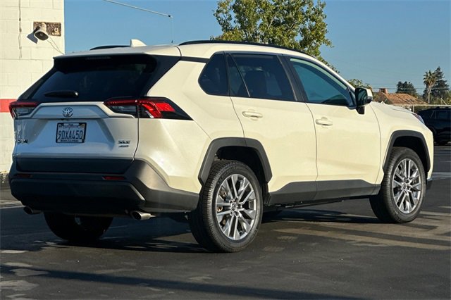 2022 Toyota RAV4 XLE Premium photo 4