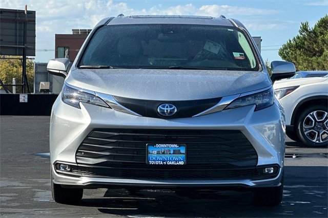2025 Toyota Sienna XLE photo 3