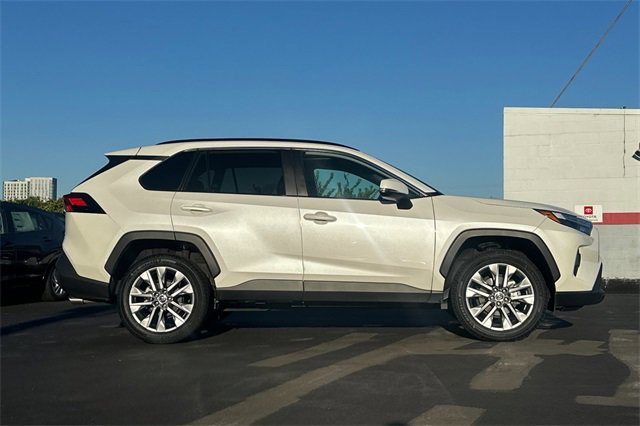 2022 Toyota RAV4 XLE Premium photo 3