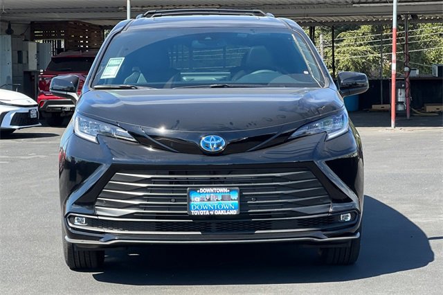 2025 Toyota Sienna Woodland Edition photo 3