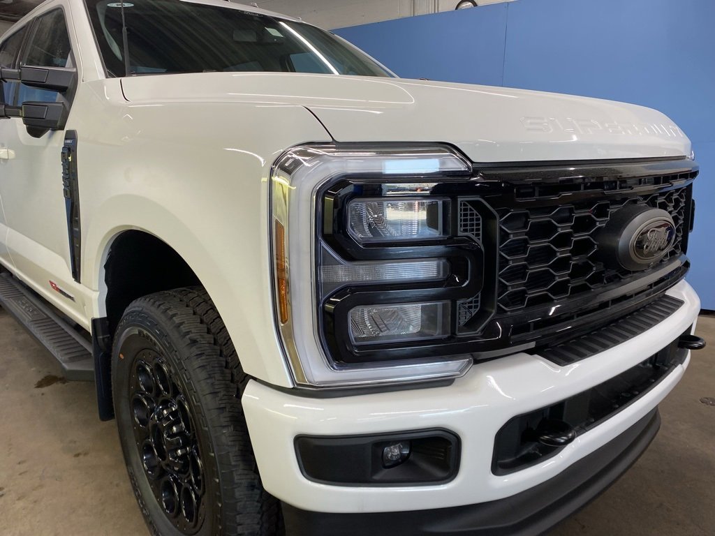 2025 Ford F-350 Lariat photo 3