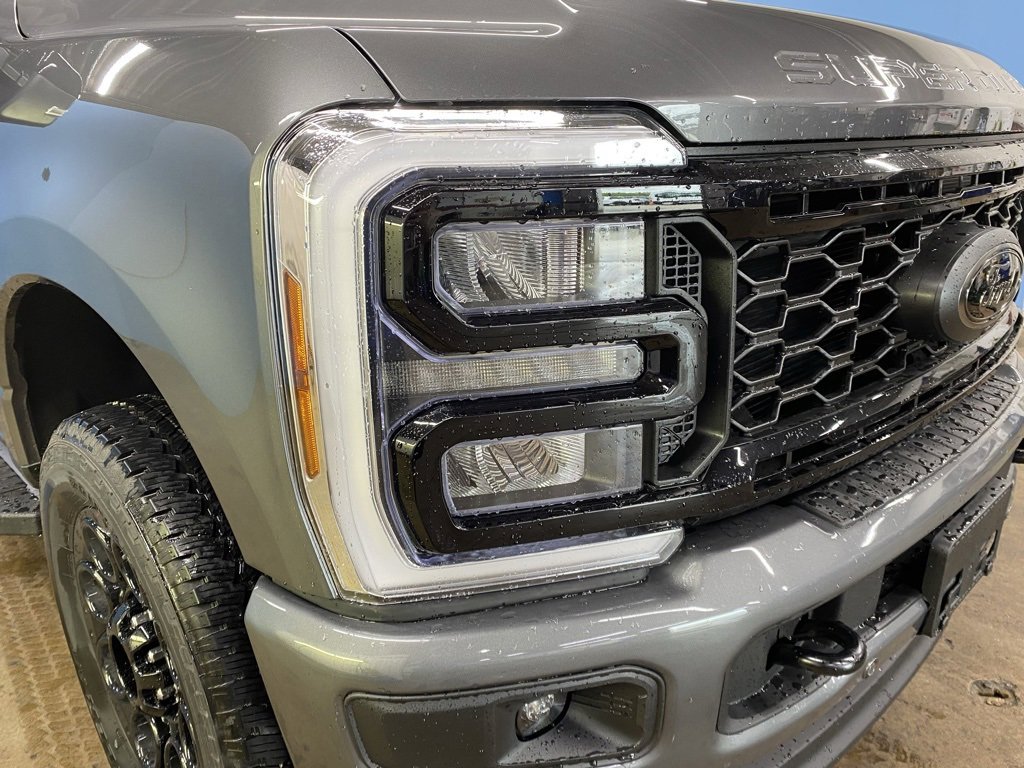 2025 Ford F-250 Lariat photo 3