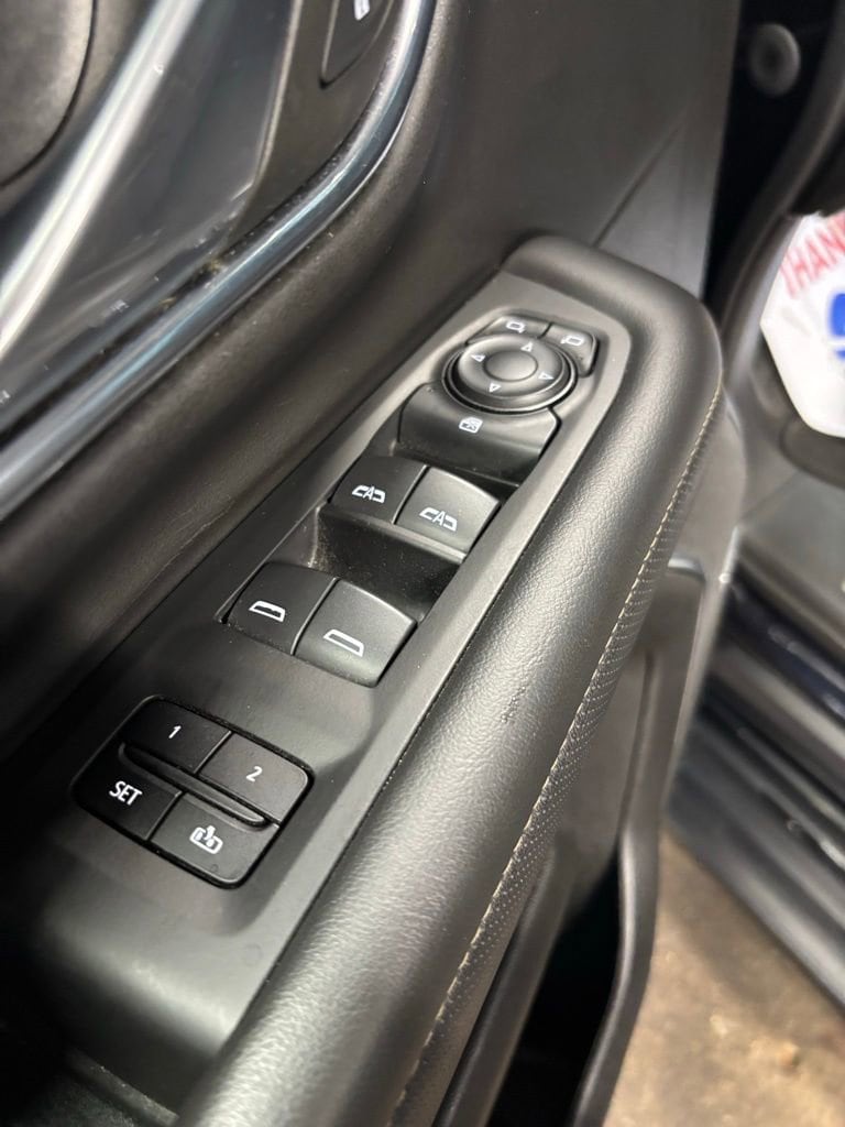 2023 GMC Yukon SLT - Photo 32