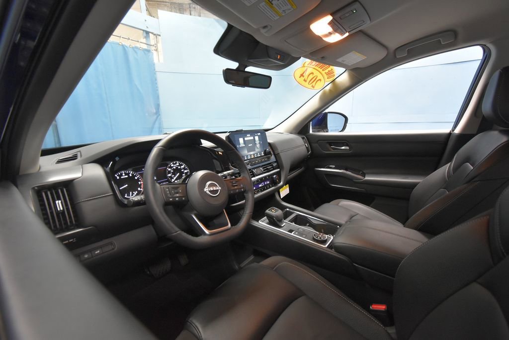 2024 Nissan Pathfinder SL photo 3