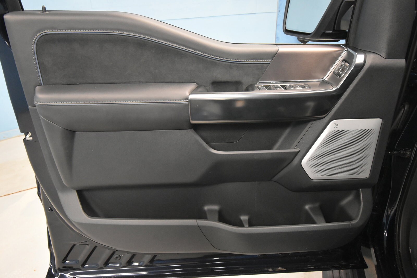 2025 Ford F-150 Platinum photo 2