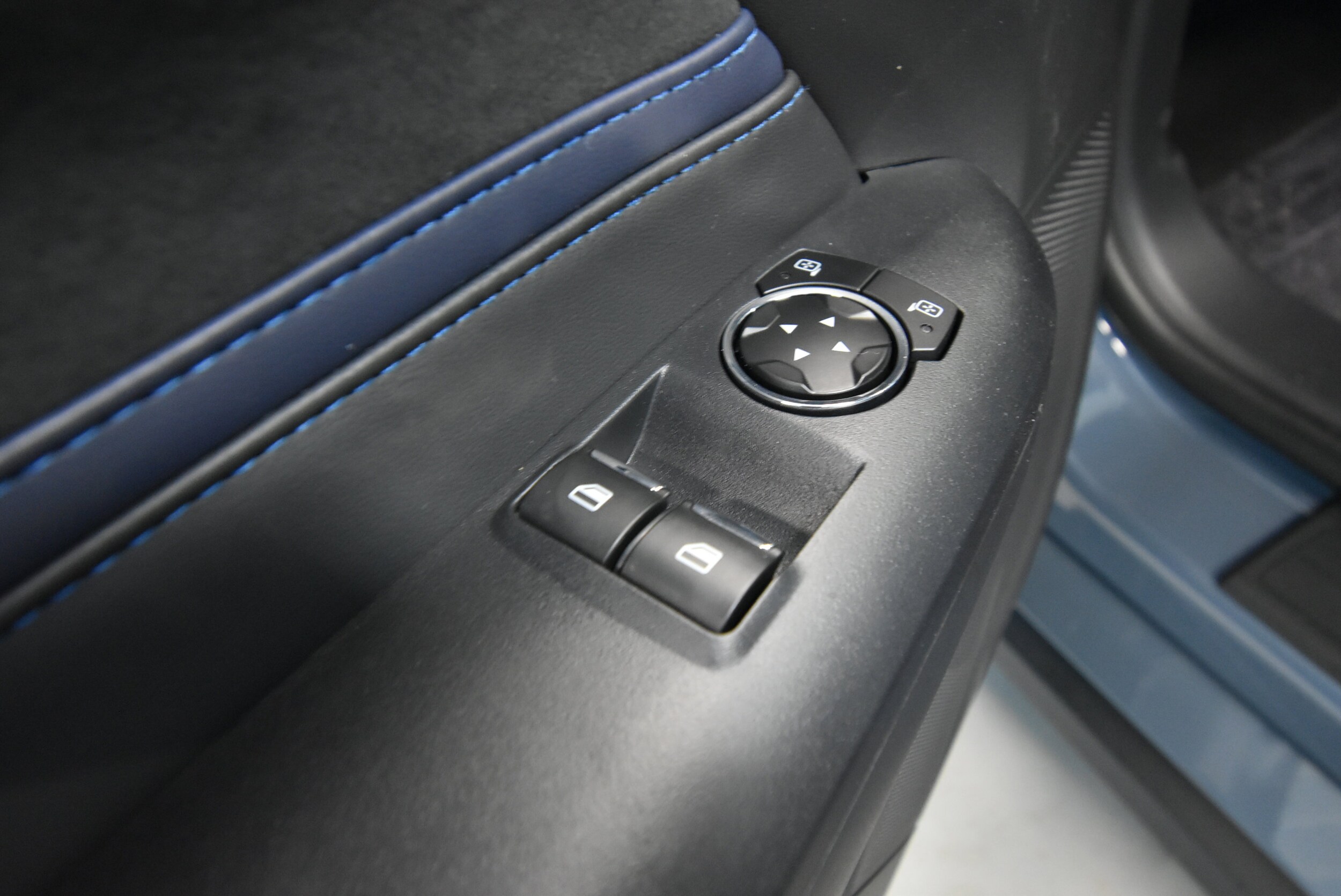 2025 Ford Mustang Dark Horse Deluxe photo 3