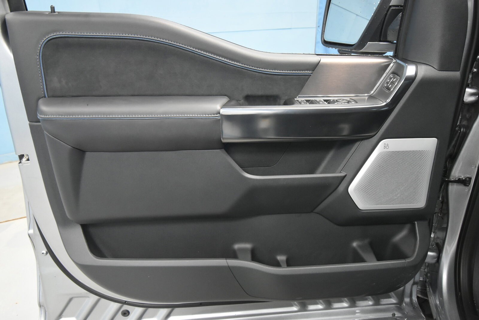 2025 Ford F-150 Platinum photo 3