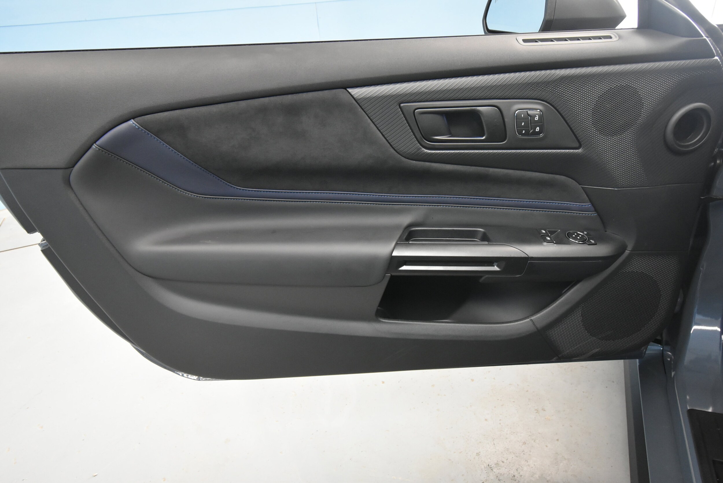 2025 Ford Mustang Dark Horse Deluxe photo 2