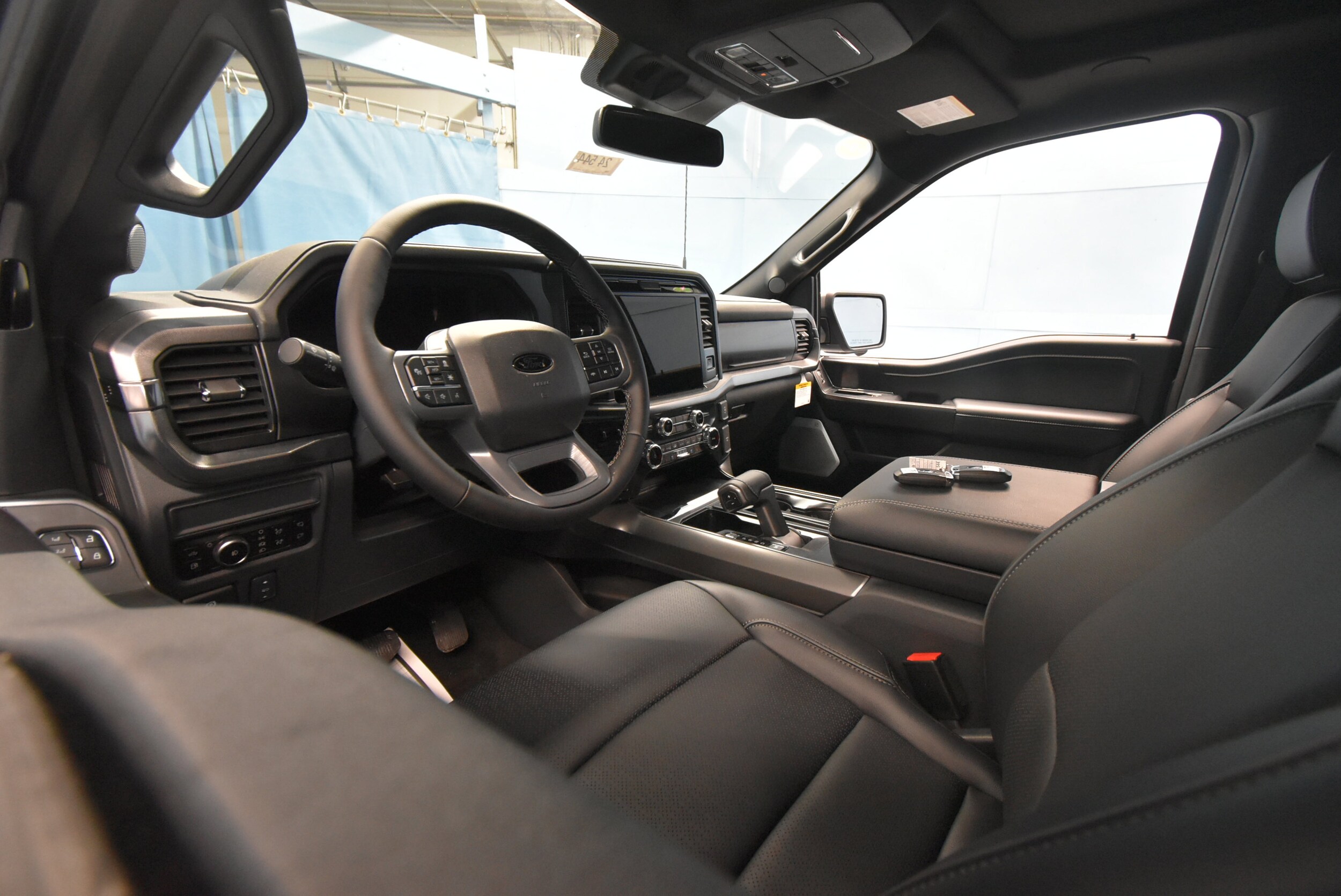 2025 Ford F-150 Lariat photo 2