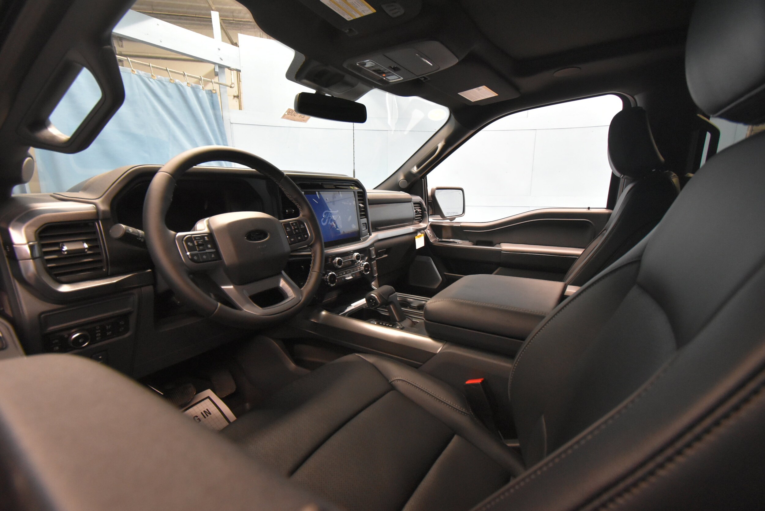 2025 Ford F-150 Lariat photo 2