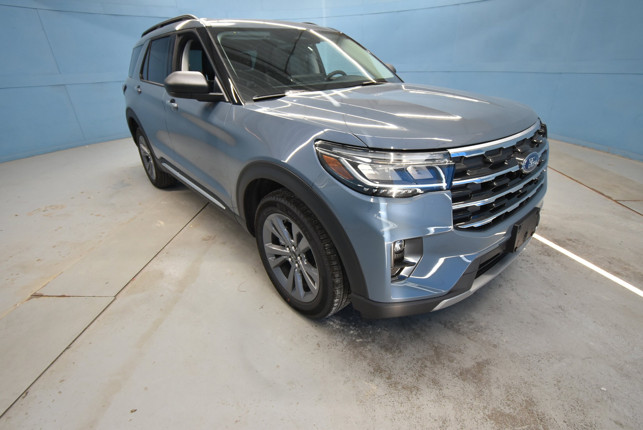 2025 Ford Explorer photo 2
