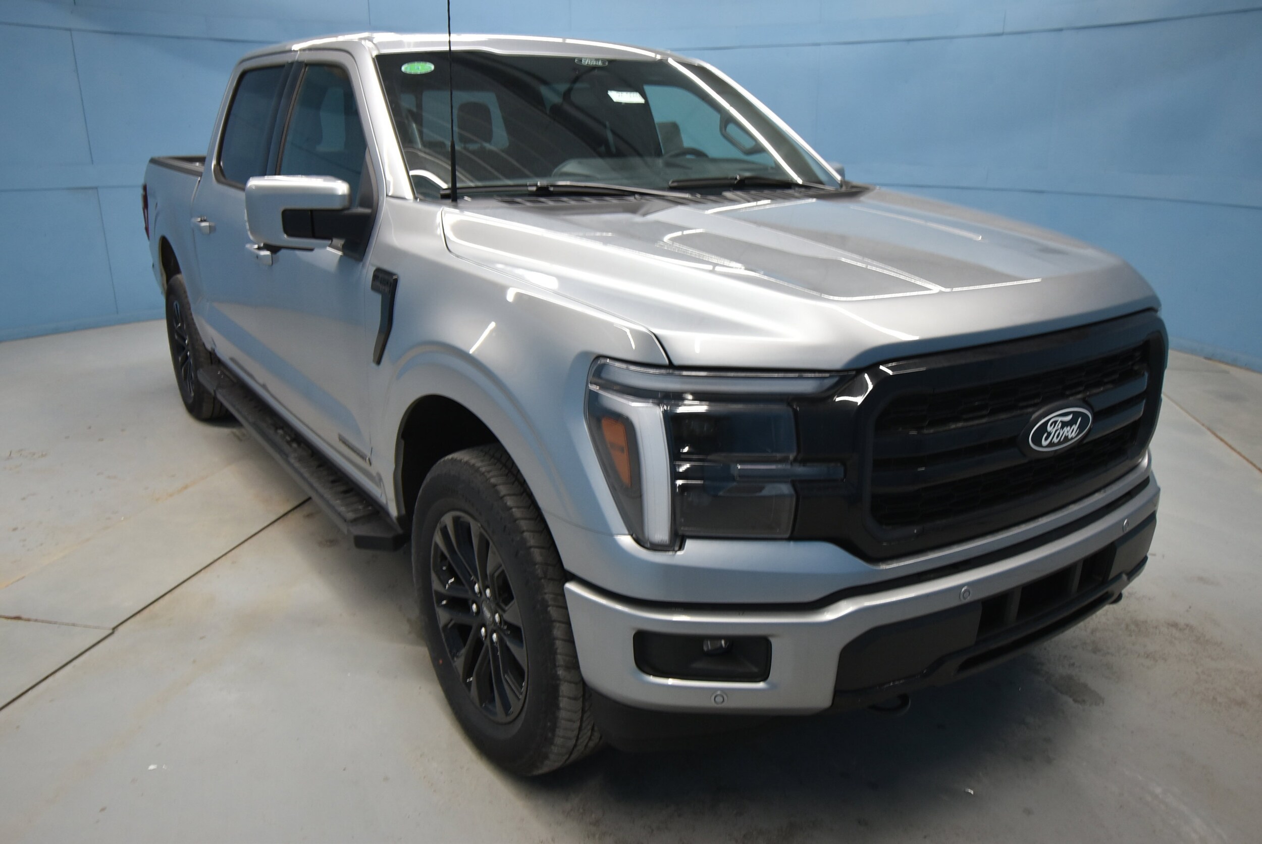 2025 Ford F-150 Lariat photo 2