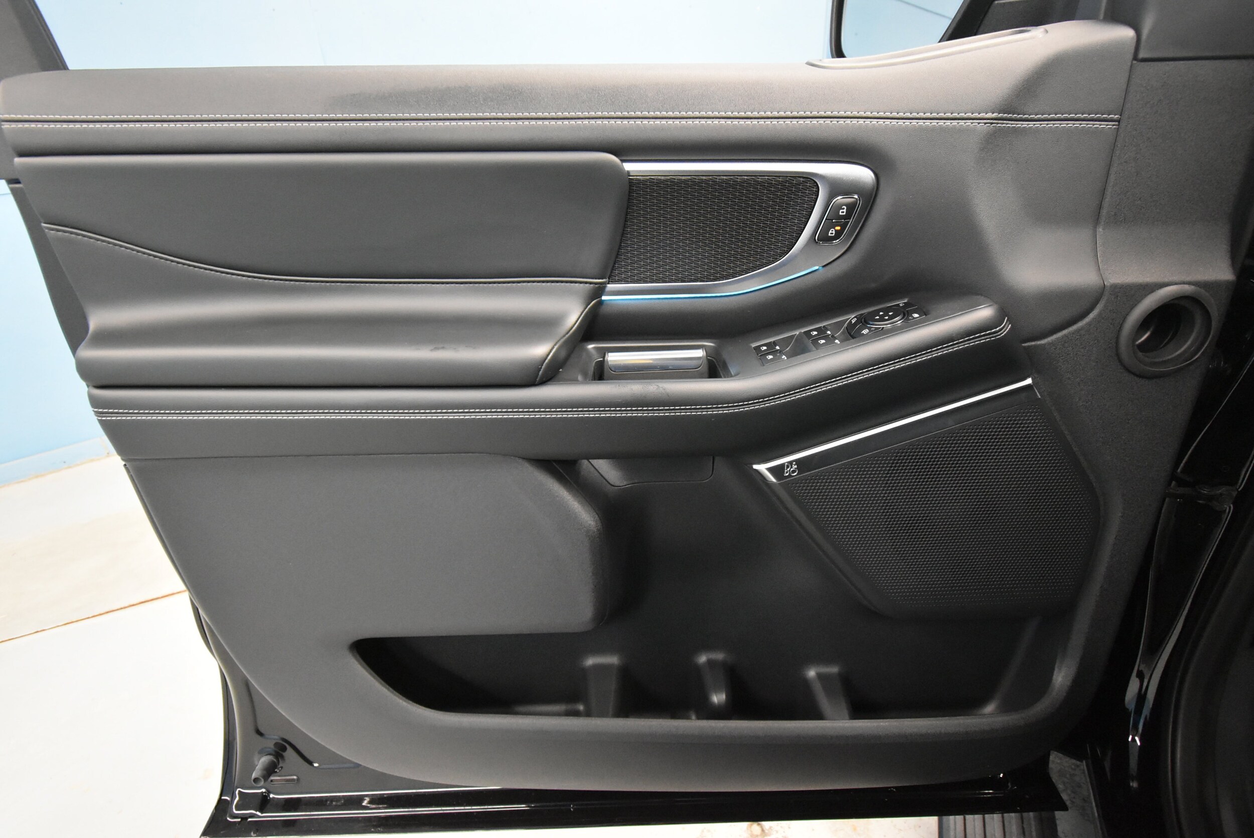 2025 Ford Expedition MAX Platinum photo 2