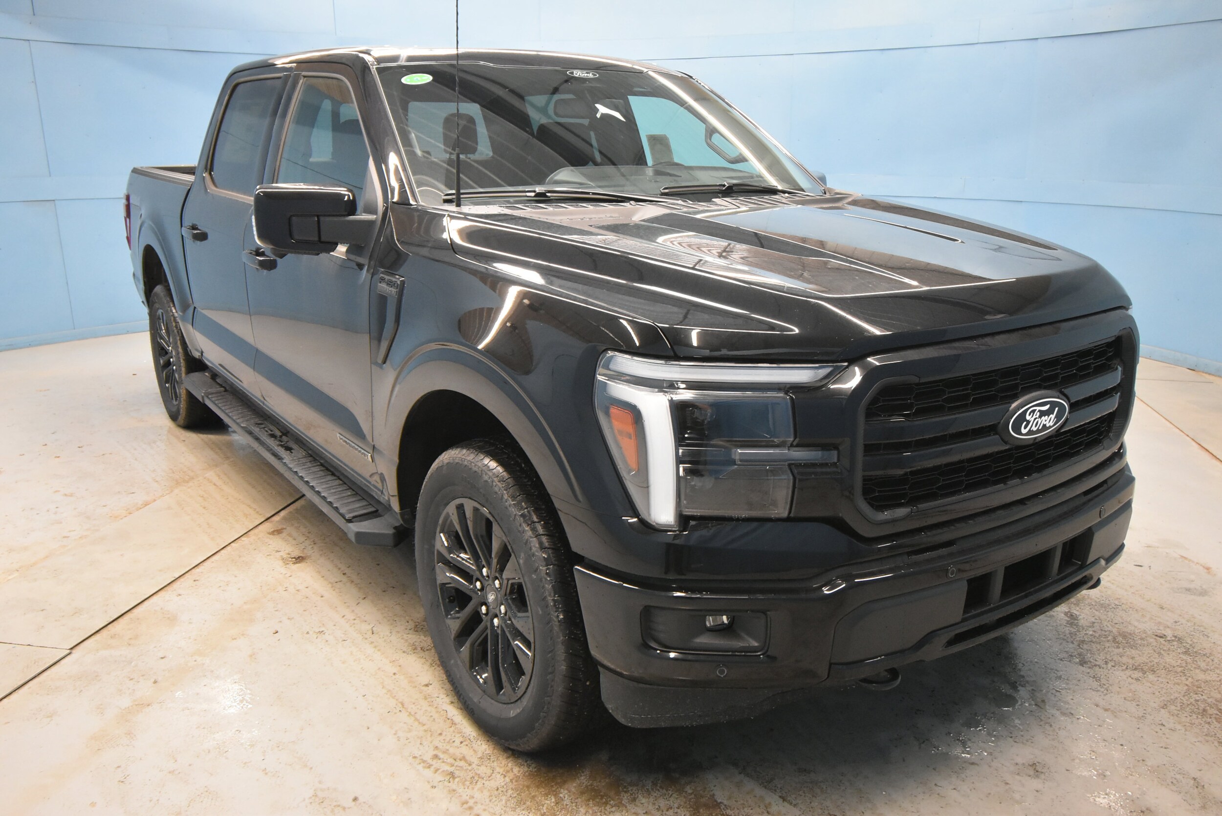 2025 Ford F-150 Lariat photo 2