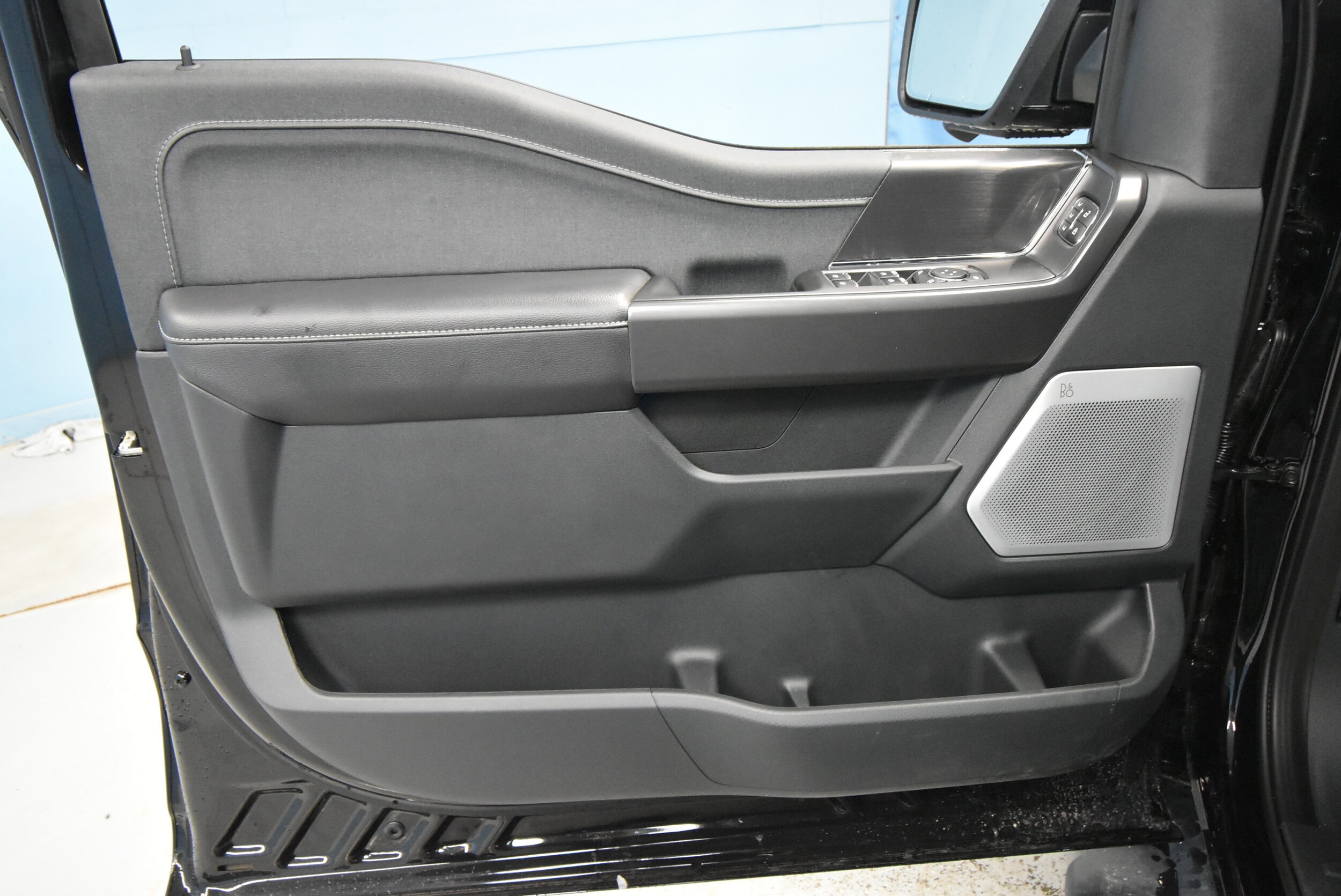 2025 Ford F-150 Lariat photo 4