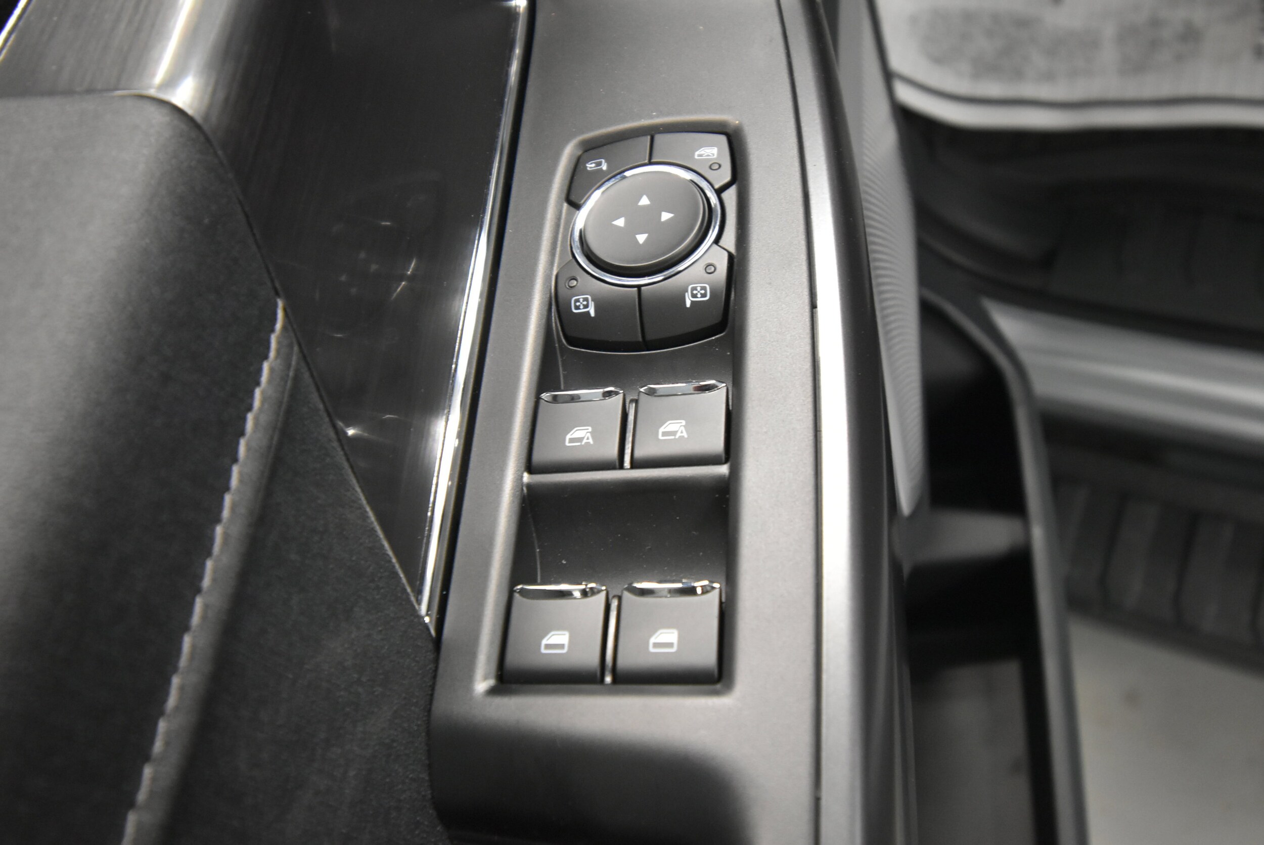 2025 Ford F-150 Lariat photo 4