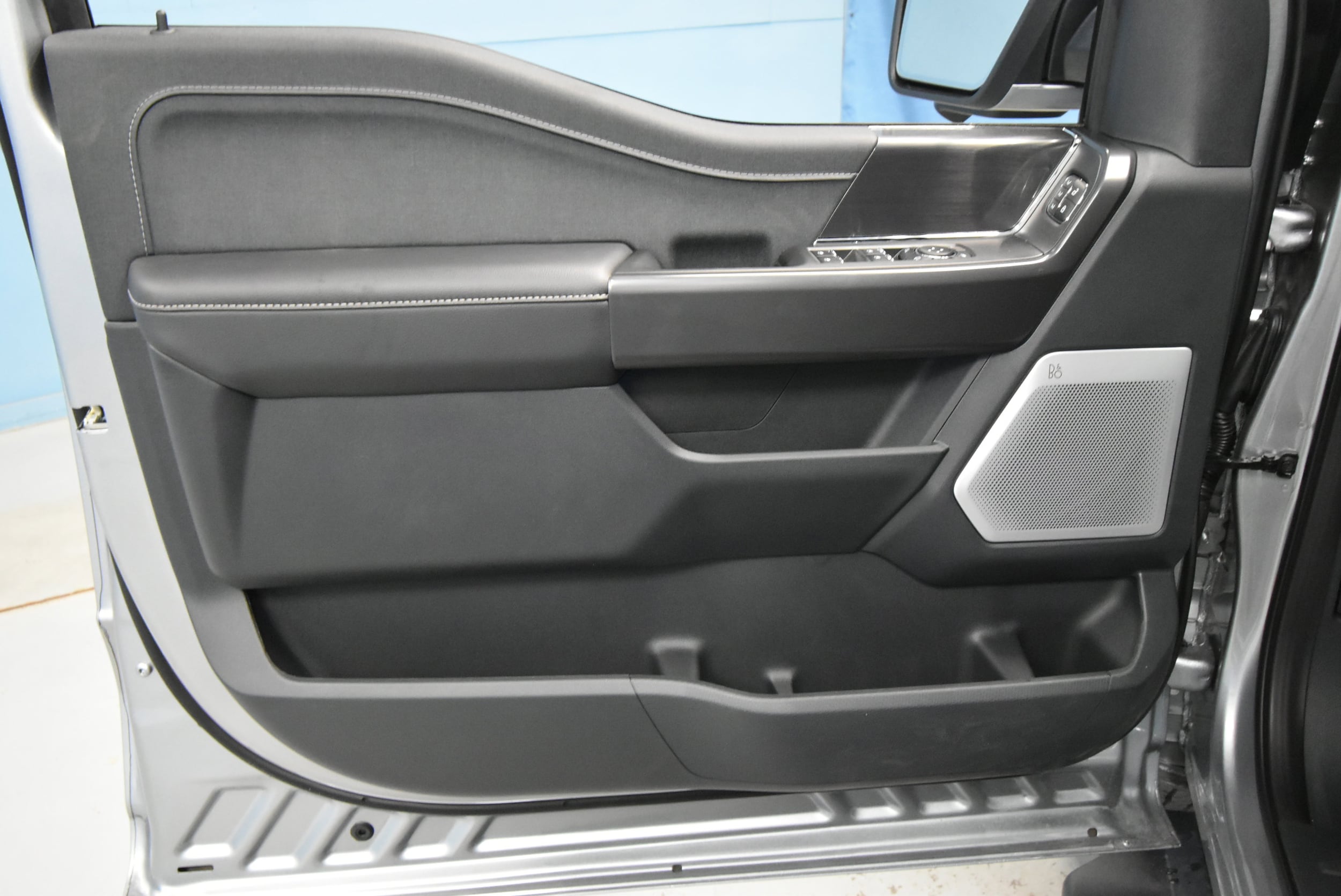 2025 Ford F-150 Lariat photo 3