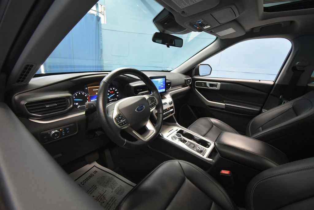 2022 Ford Explorer XLT Sport photo 2