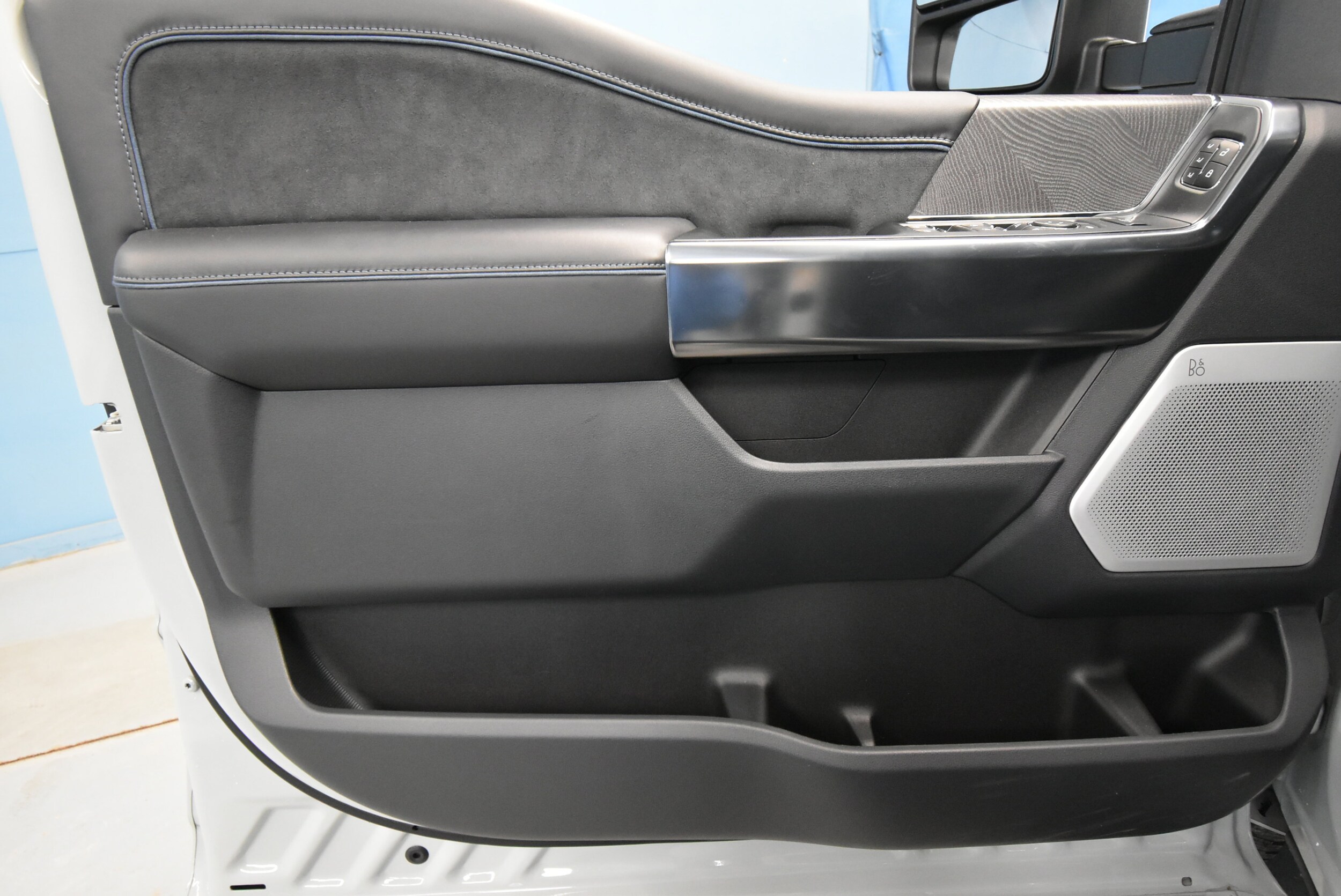 2025 Ford F-250 Platinum photo 2