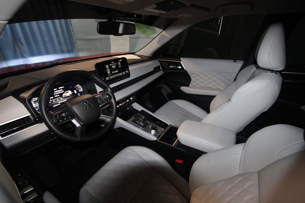 2024 Mitsubishi Outlander SEL GT photo 2