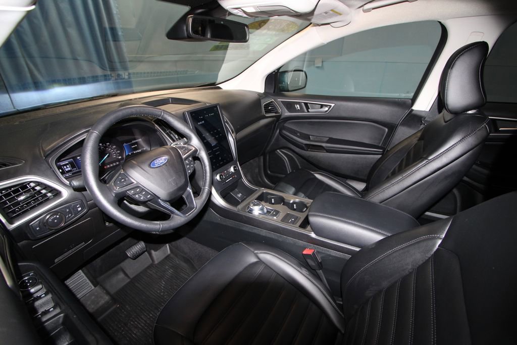 2022 Ford Edge SEL photo 2