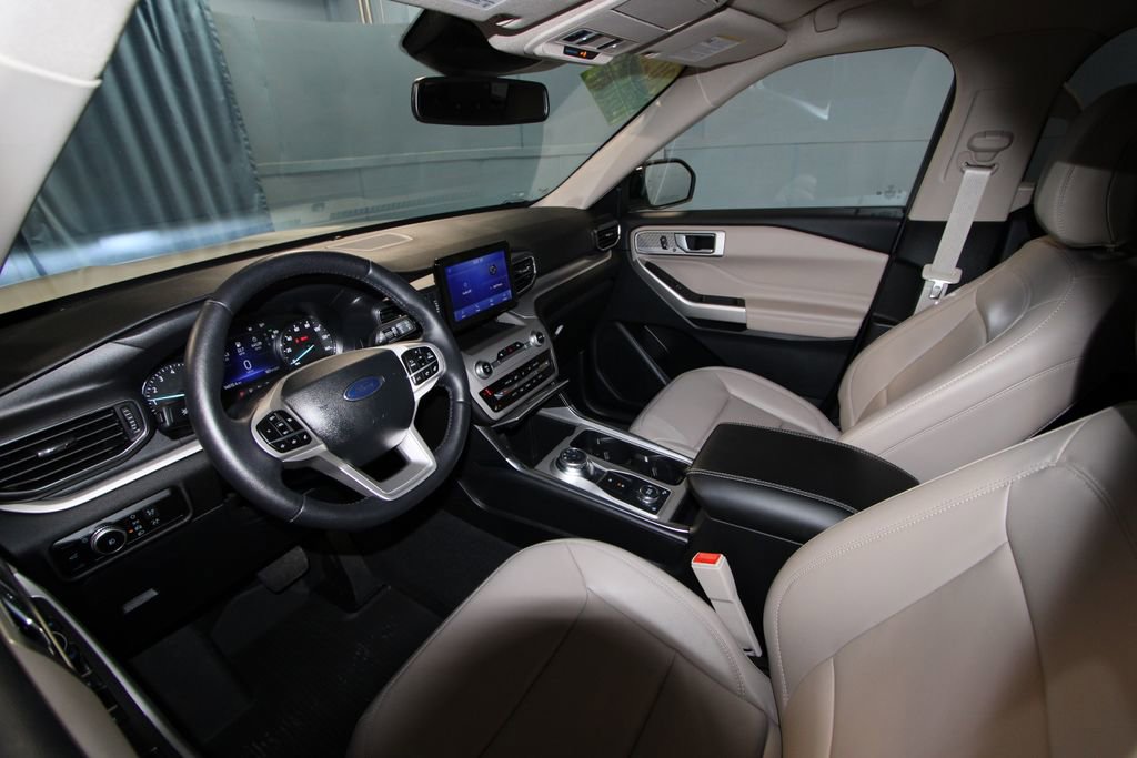 2023 Ford Explorer XLT Sport photo 2