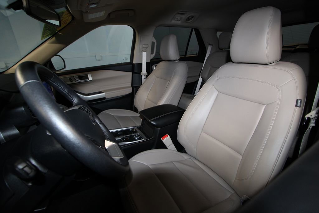 2023 Ford Explorer XLT Sport photo 3