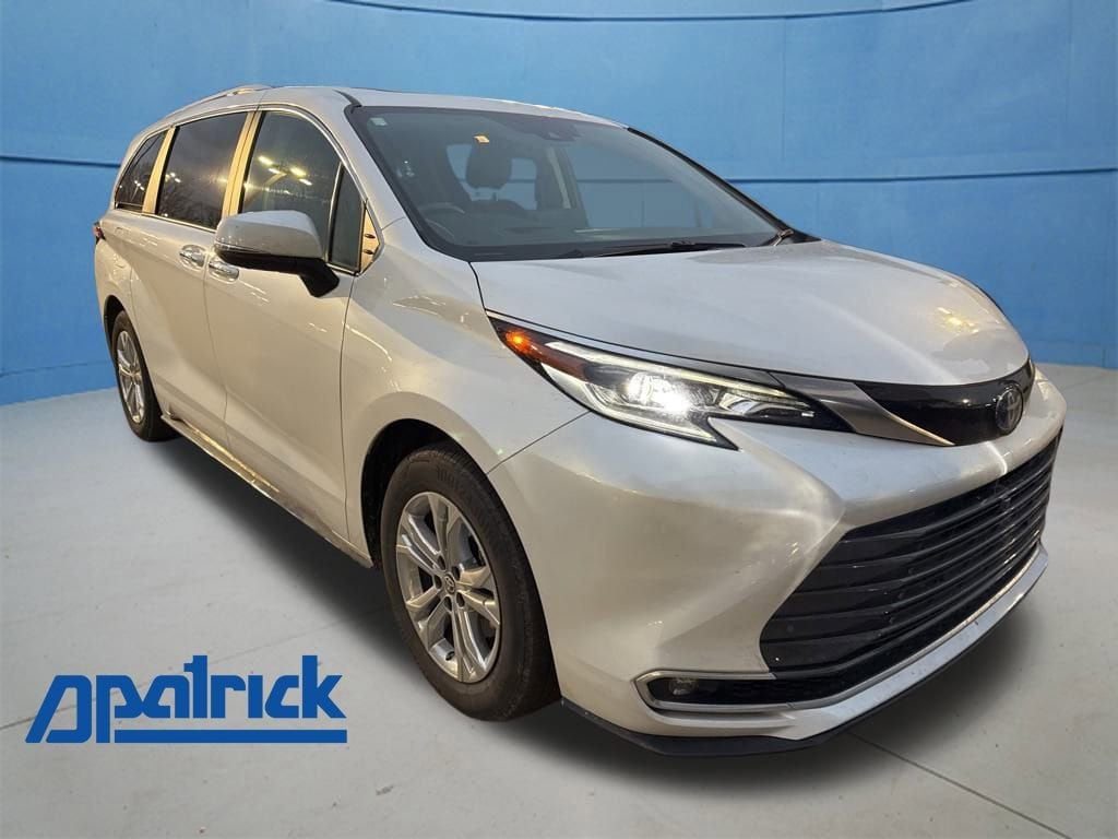 2024 Toyota Sienna Platinum's photo