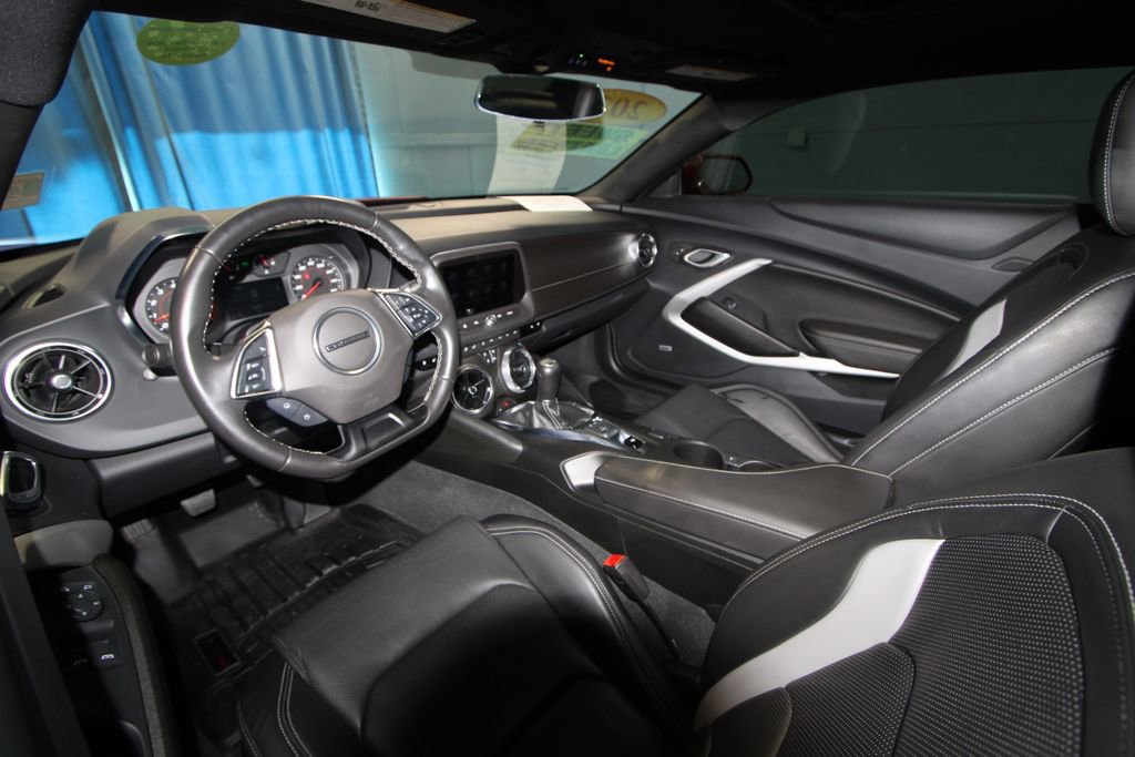 2023 Chevrolet Camaro 2LT photo 2