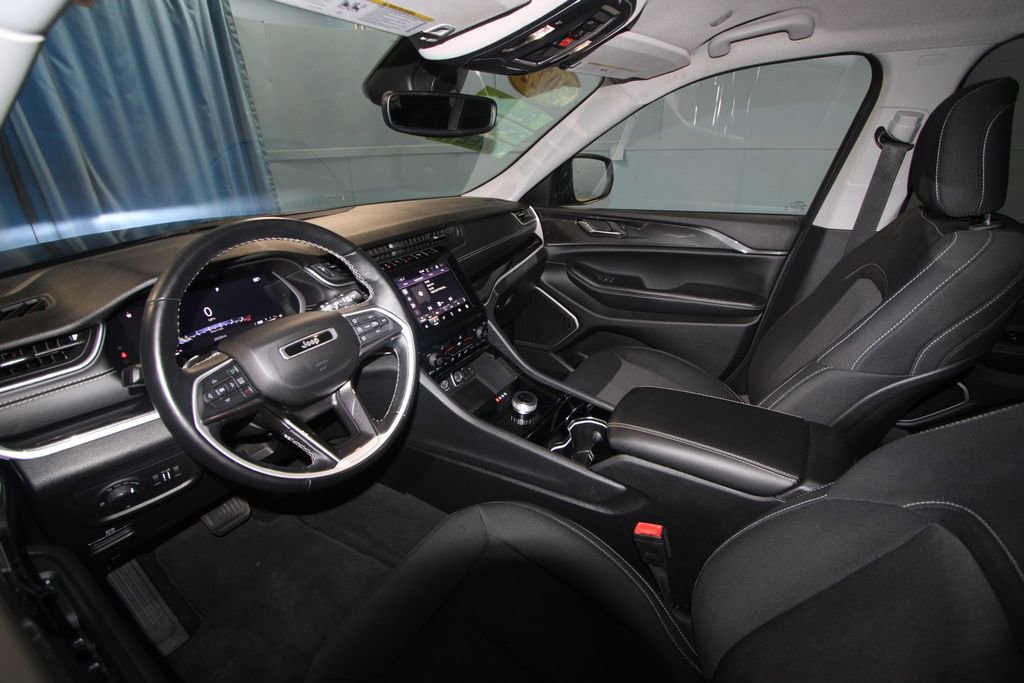 2022 Jeep Grand Cherokee Laredo Sport photo 2