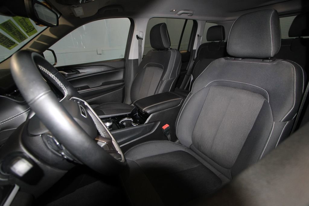 2022 Jeep Grand Cherokee Laredo Sport photo 3