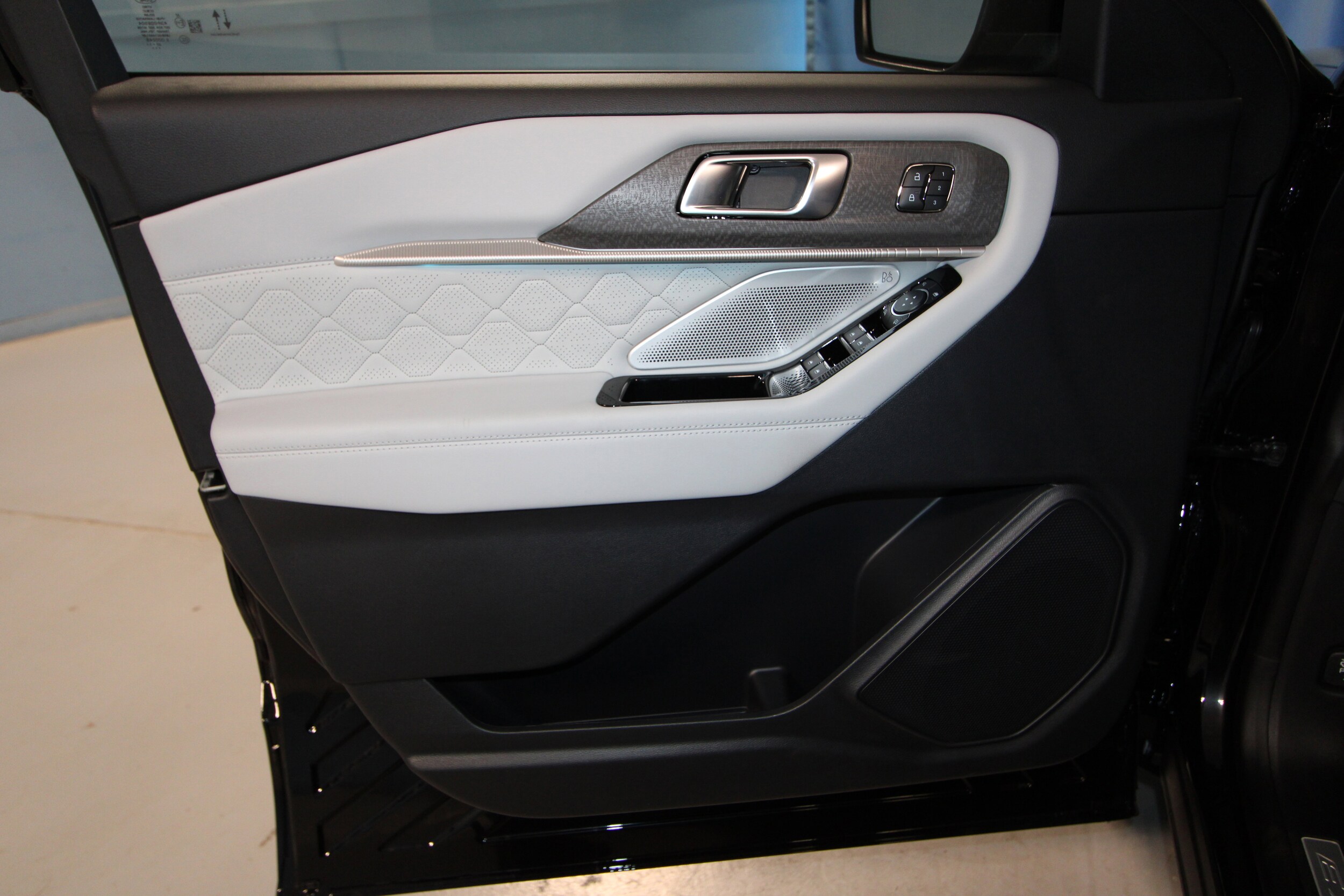 2026 Ford Explorer Platinum photo 4