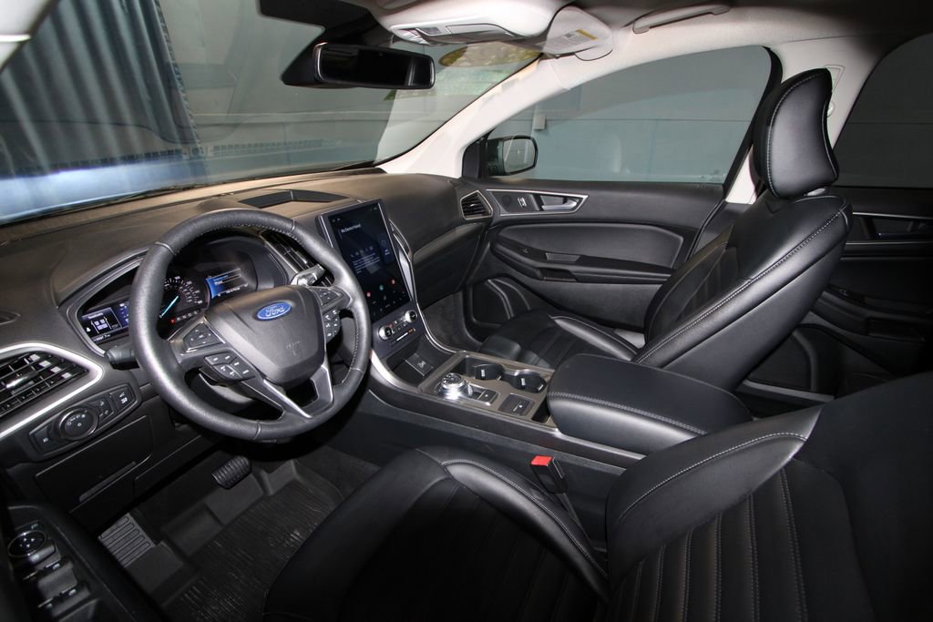2022 Ford Edge SEL photo 2