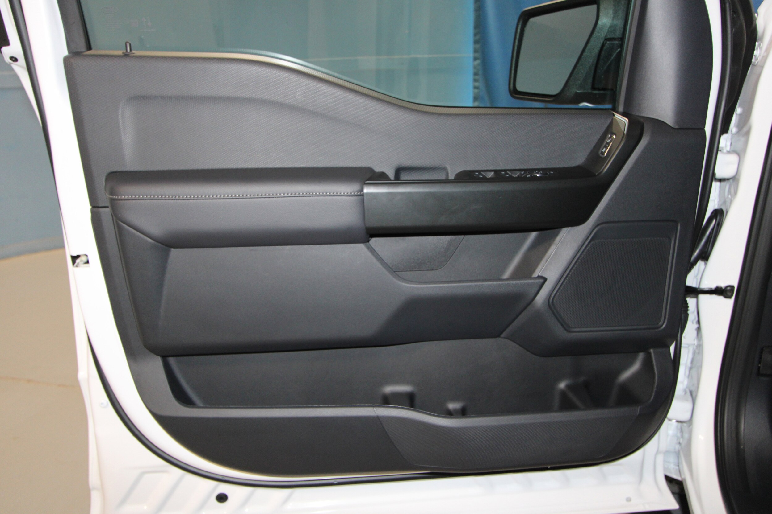 2025 Ford F-150 STX photo 4